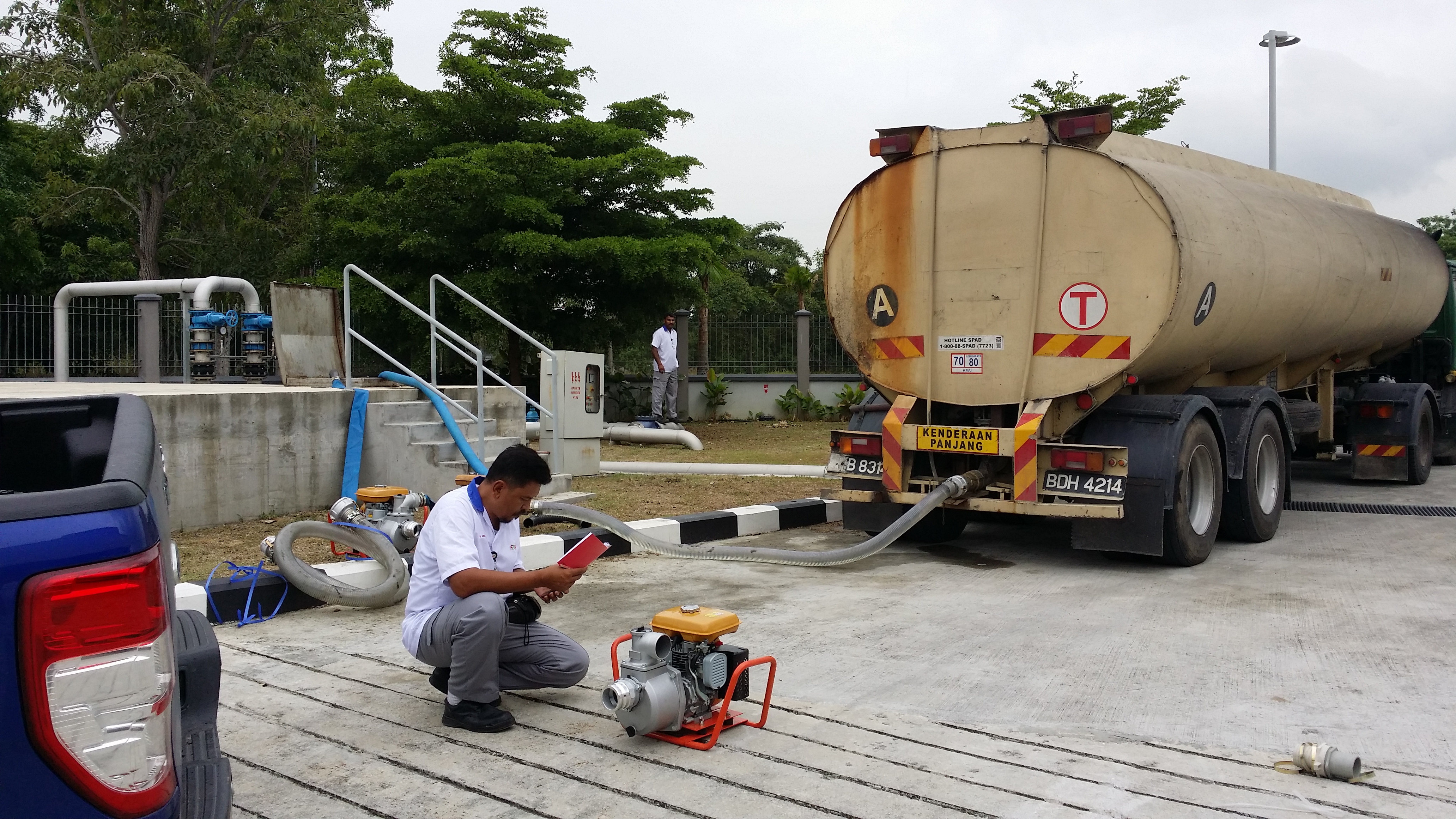 Water tanker transferring water at an industrial receiving point